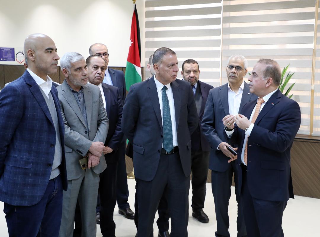 وزير الداخلية يفتتح مكتب الخدمة المستعجلة في دائرة الأحوال المدنية والجوازات